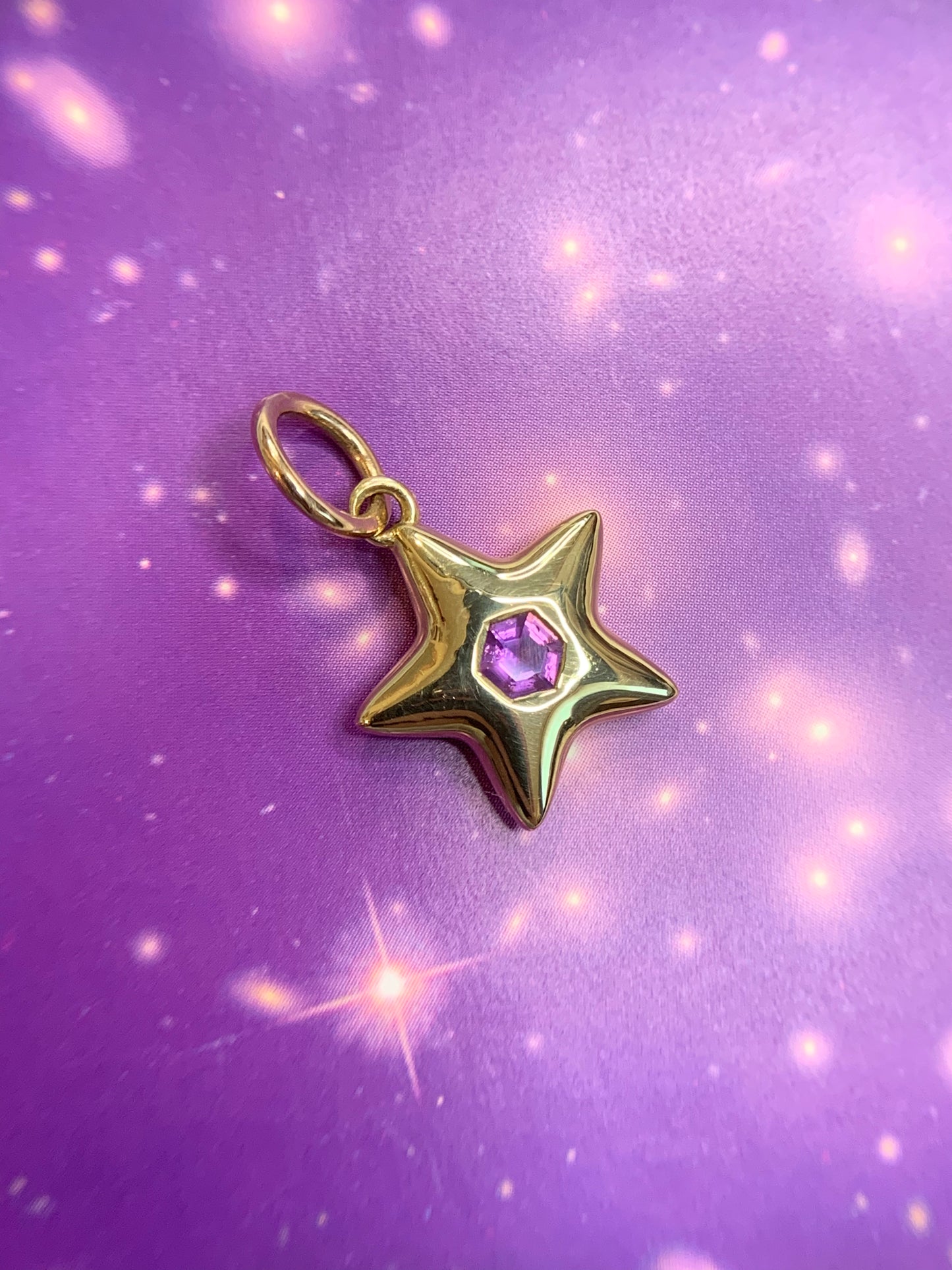Star O. 0.16ct Hex opalescent "Baby amaranth" purple sapphire in 18k yellow gold