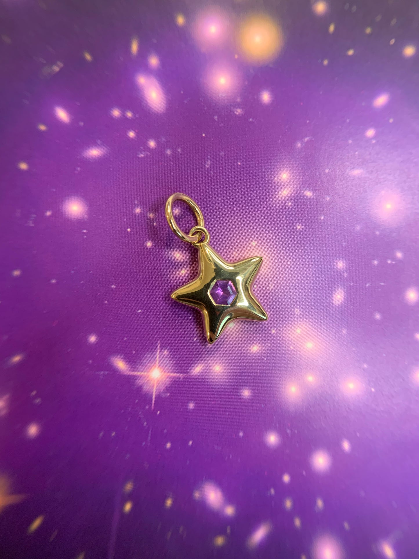 Star O. 0.16ct Hex opalescent "Baby amaranth" purple sapphire in 18k yellow gold