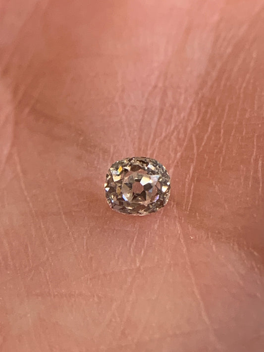 Dominique R. custom order - Star i. 0.23ct elongated cushiony OMC diamond in 18k yellow gold Little Star- shiny finish