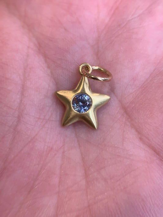 Liza L. custom order - Star N. 0.45ct "All the Light We Cannot See" light blue sapphire in 18k yellow gold Little Star- matte finish