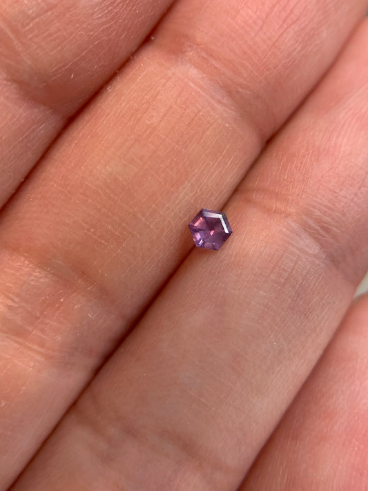 Julia C. custom order - Star C. 0.20ct Hex "Verbena" opalescent purple sapphire in a shiny finish 18k yellow gold Little Star
