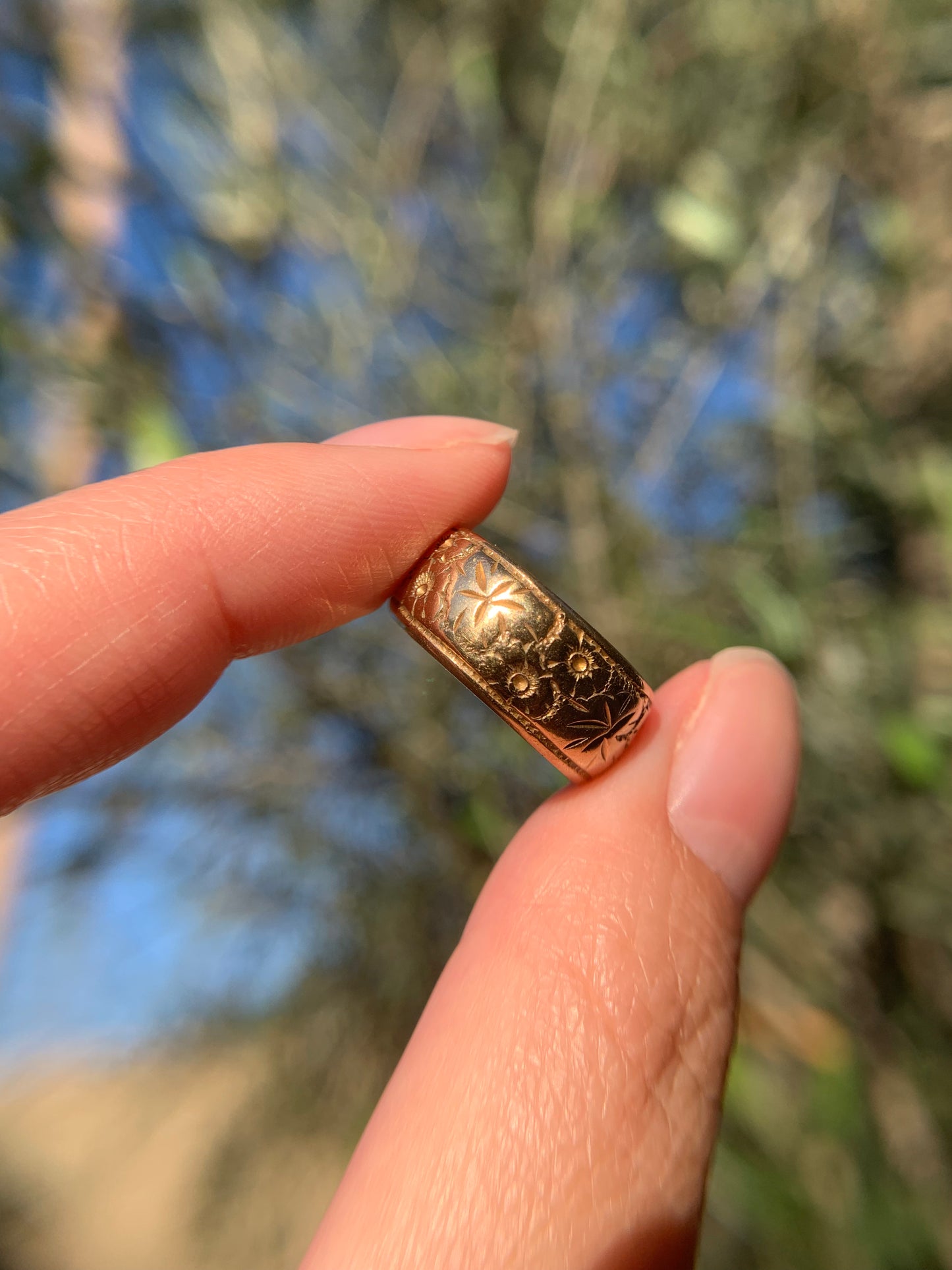 "Autumn Forest" 9k Ivy-etched foliage design wide cigar band with full British hallmarks