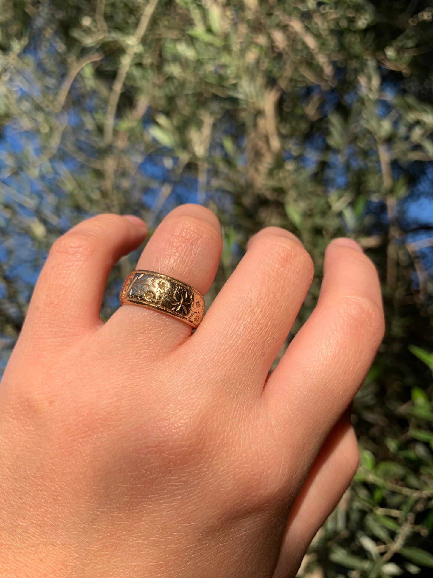 "Autumn Forest" 9k Ivy-etched foliage design wide cigar band with full British hallmarks