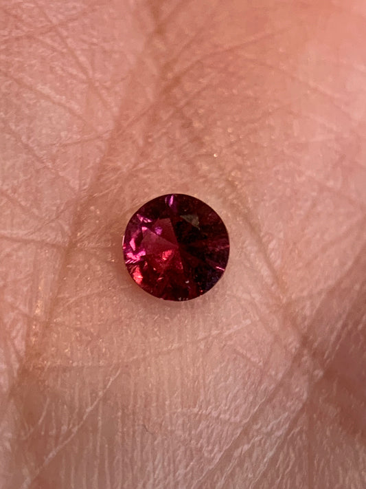 Jessica K custom order - X. 0.27ct garnet in a shiny finish 18k yellow gold Little Star